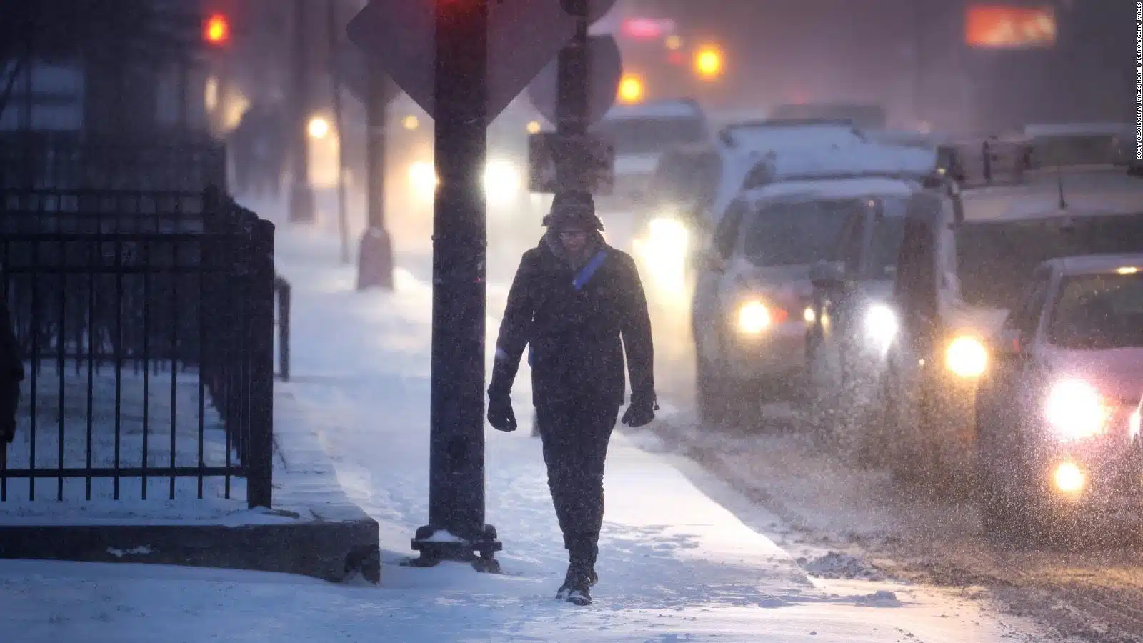 Tormenta invernal azota el centro de EU y provoca nevadas, apagones y caos aéreo