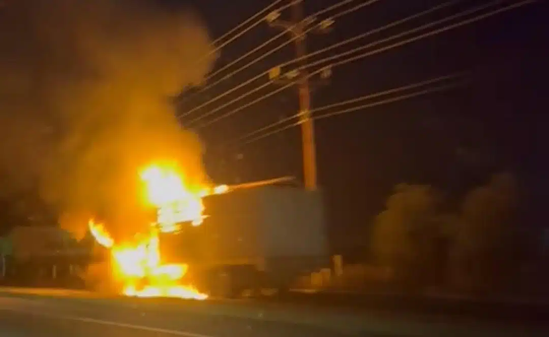 Torton incendiándose en la carretera Culiacán-Eldorado.