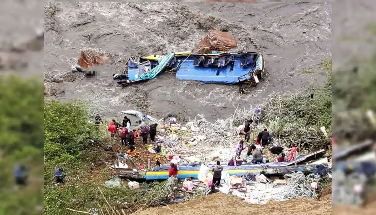 Tragedia en los Andes; autobús cae a barranco en Perú y mueren seis personas