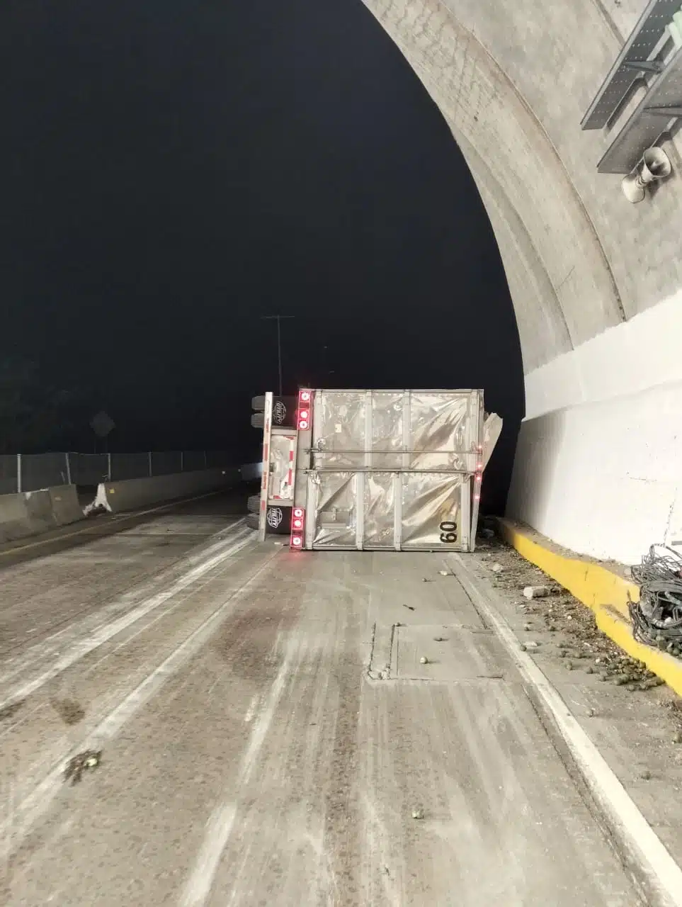 Tráiler volcado en la autopista Mazatlán-Durango.