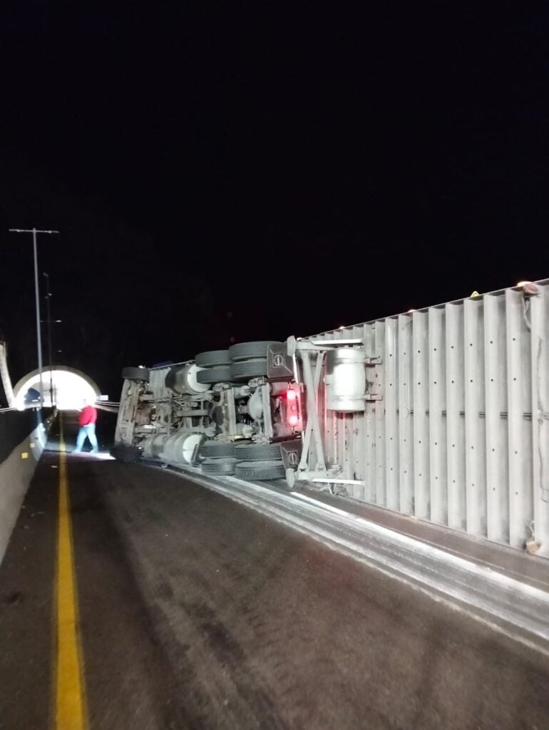 Tráiler volcado en la autopista Mazatlán-Durango.