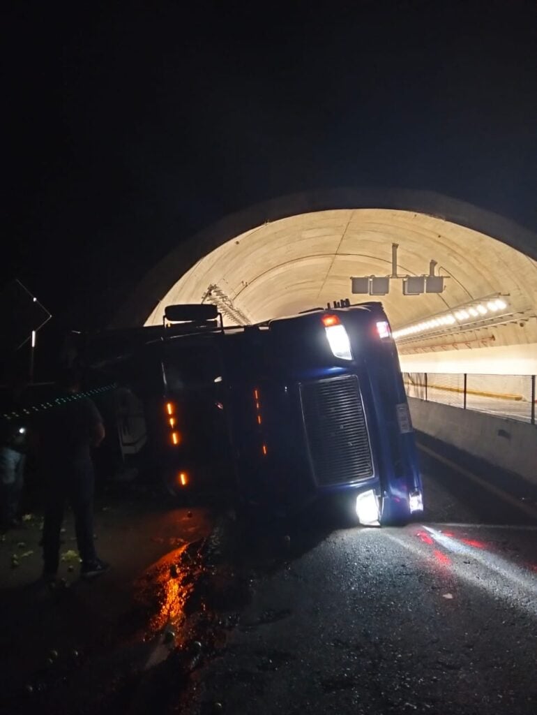 Tráiler volcado en la autopista Mazatlán-Durango.