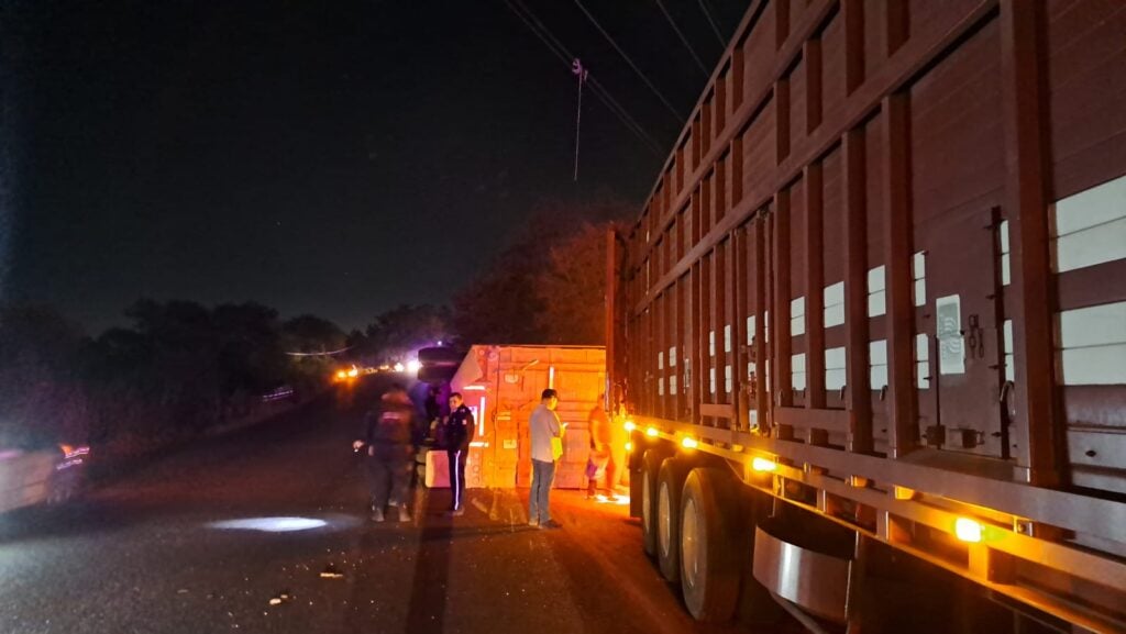 Unidad pesada volcada en la carretera Guamúchil-Angostura.