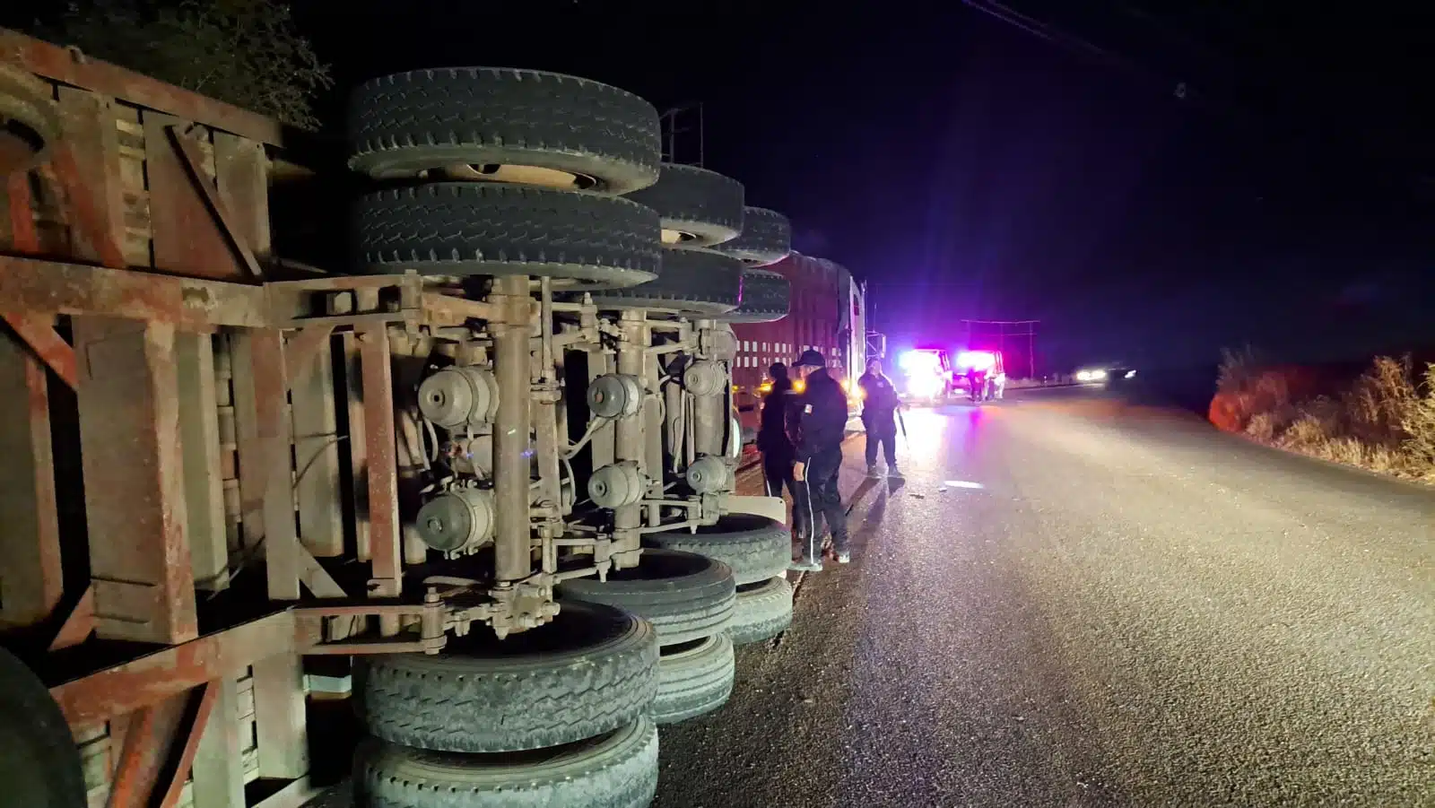 Tráiler tipo jaula volcado sobre la carretera Guamúchil-Angostura.