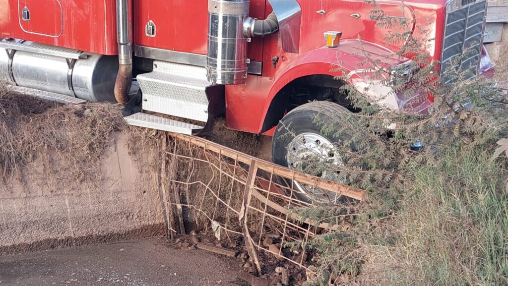 trailero queda embancado en un canal de riego en Los Mochis