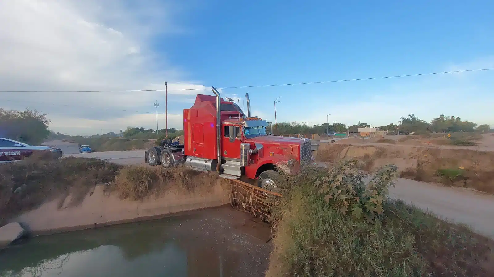 Trailero queda embancado en un canal de riego en Los Mochis