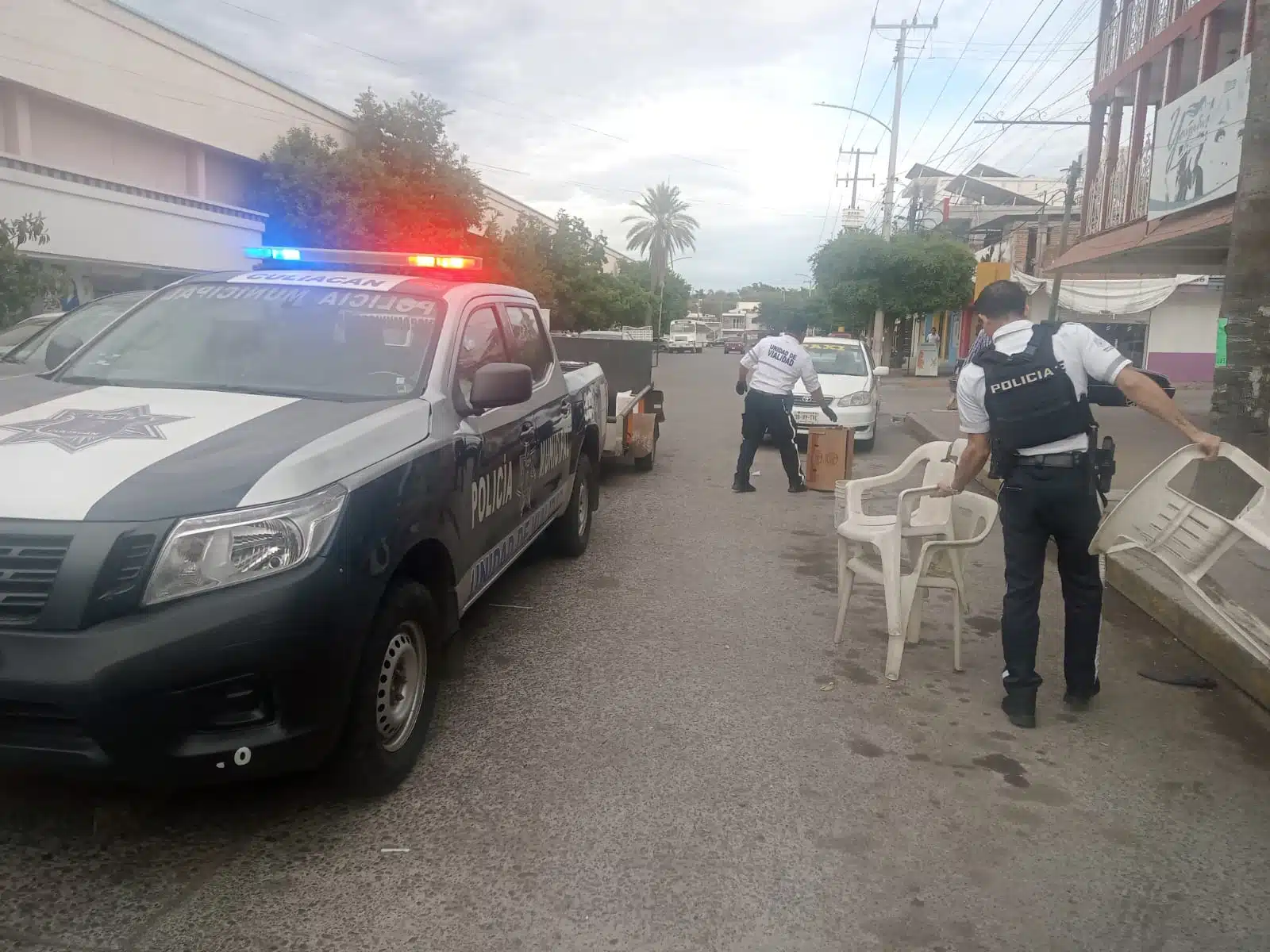 Tránsito municipal retirando los objetos que bloqueaban el estacionamiento en el estadio Tomateros.