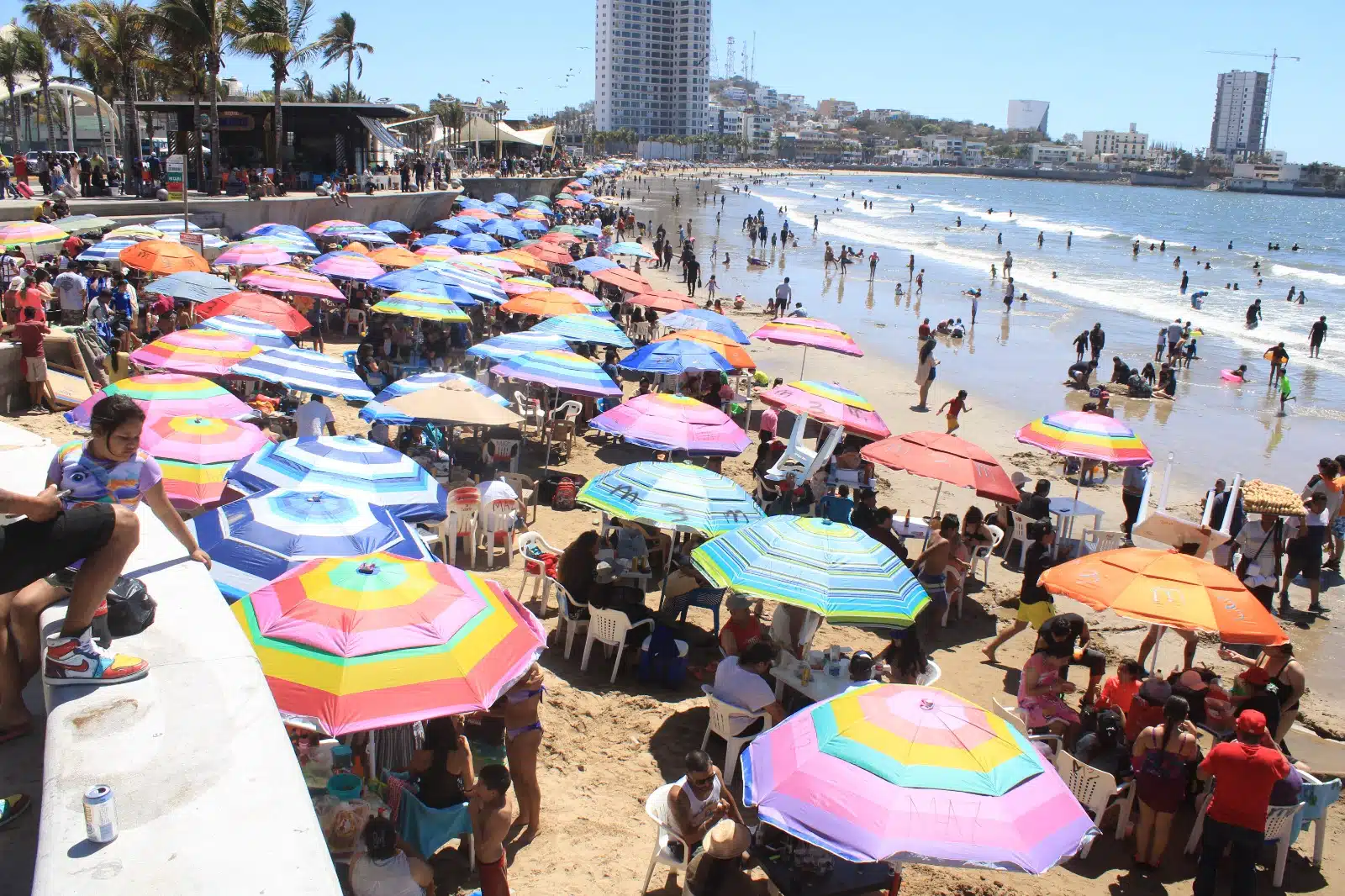 Turistas en playas de Mazatlán