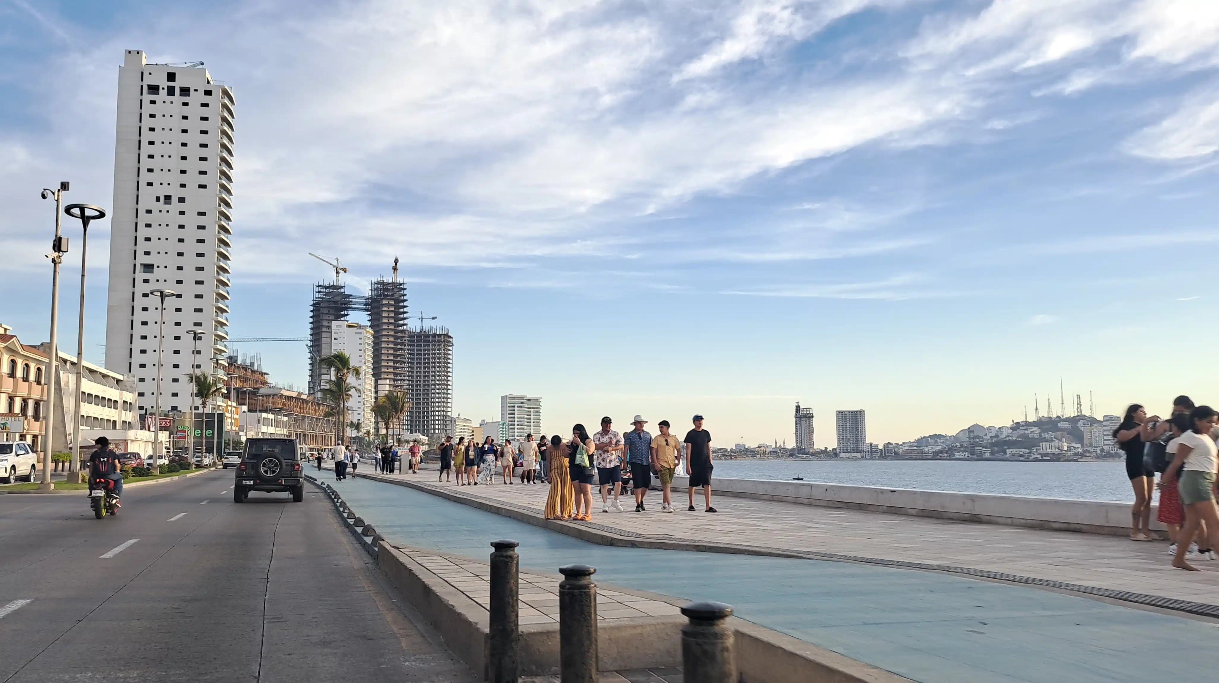 Turistas y familias locales disfrutan del malecón de Mazatlán este inicio de año 2025.