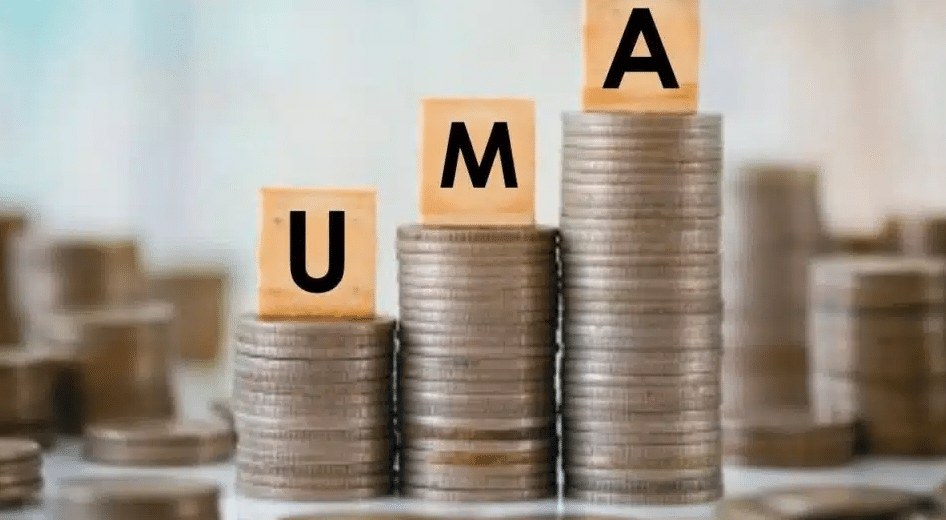 Fila de tres monedas cuya cima están las iniciales de la Unidad de Medida y Actualización (UMA)