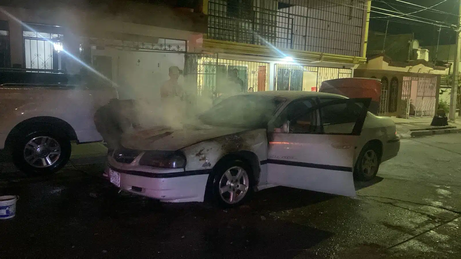 Vehículo incendiado en la colonia Las Huertas.