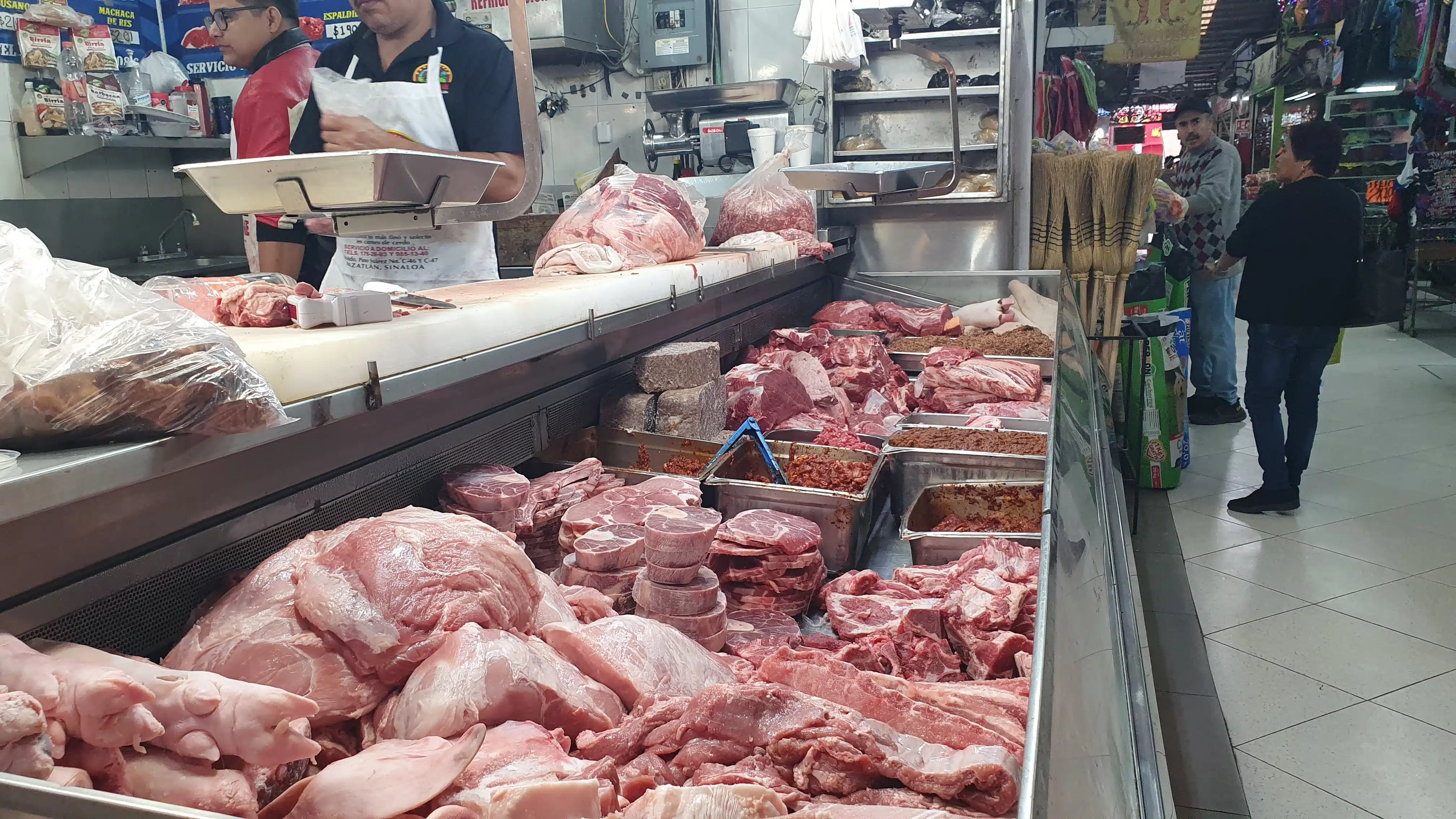 Venta de productos cárnicos de res y puerco en un puesto del mercado en Mazatlán
