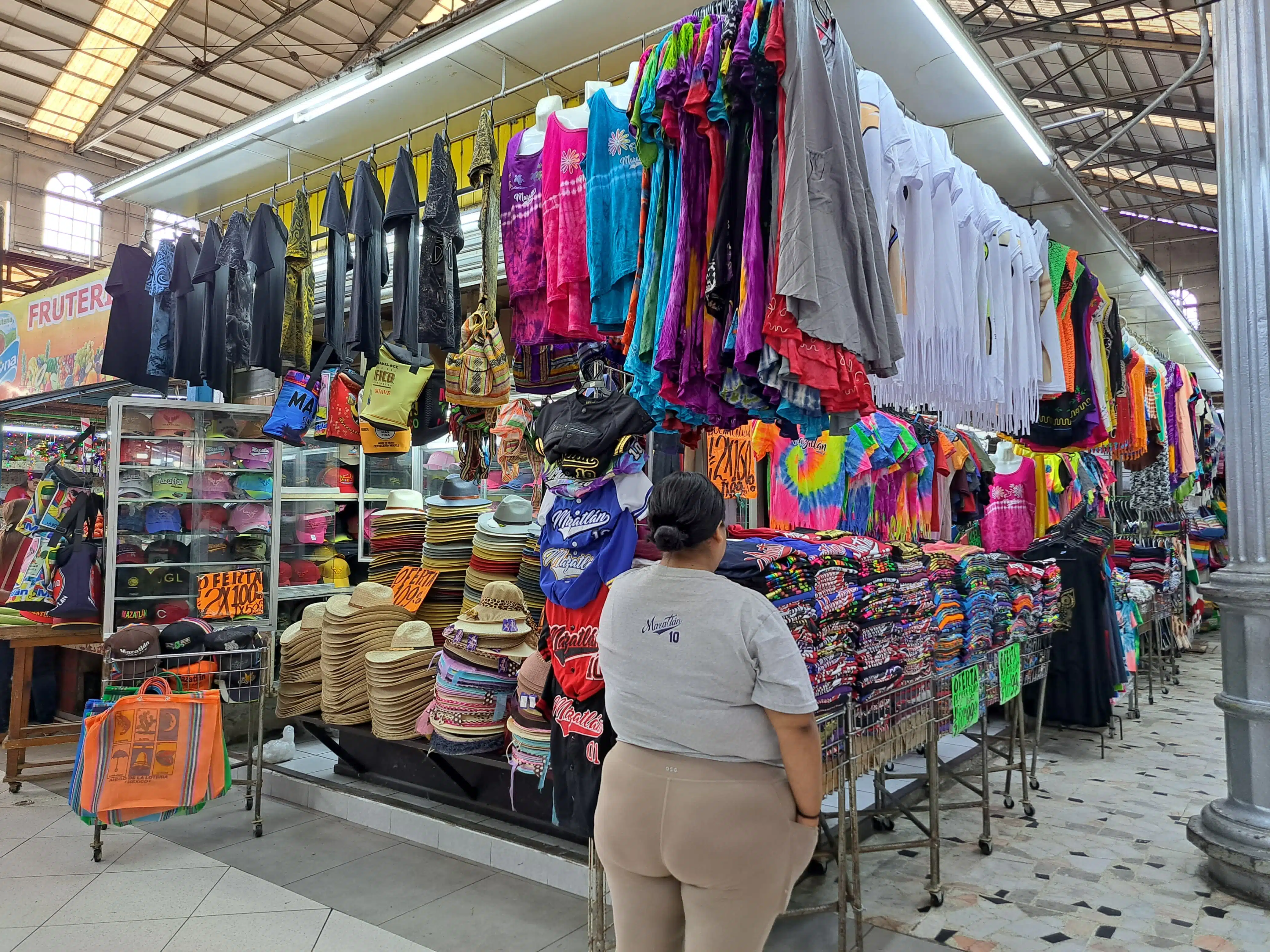 Ventas a comerciantes de souvenirs del mercado Pino Suárez en Mazatlán