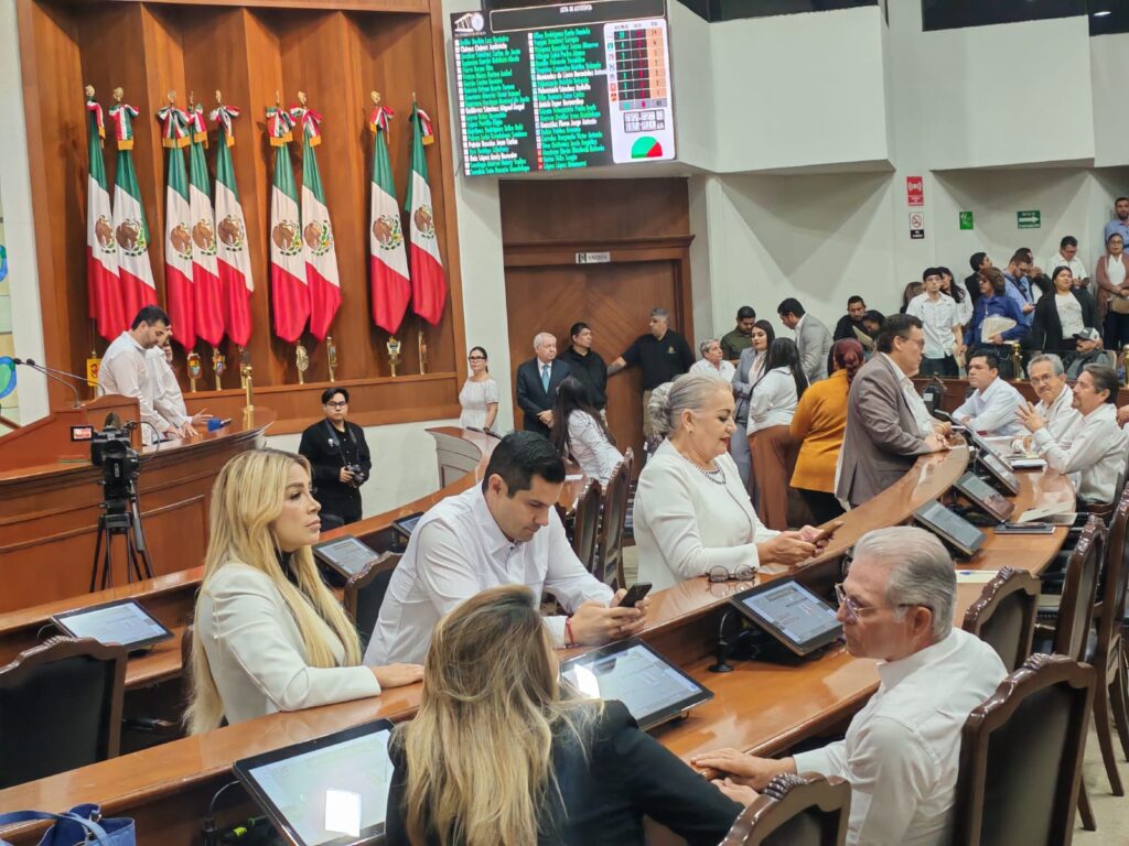 Diputados vestidos de color blanco 