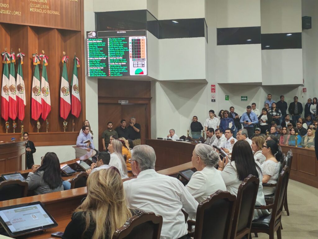 Diputados vestidos de color blanco 