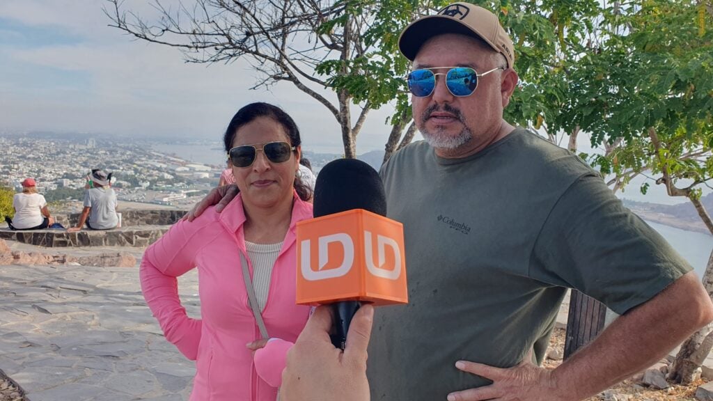 Entrevista de Línea Directa a visitantes en el Faro de Mazatlán