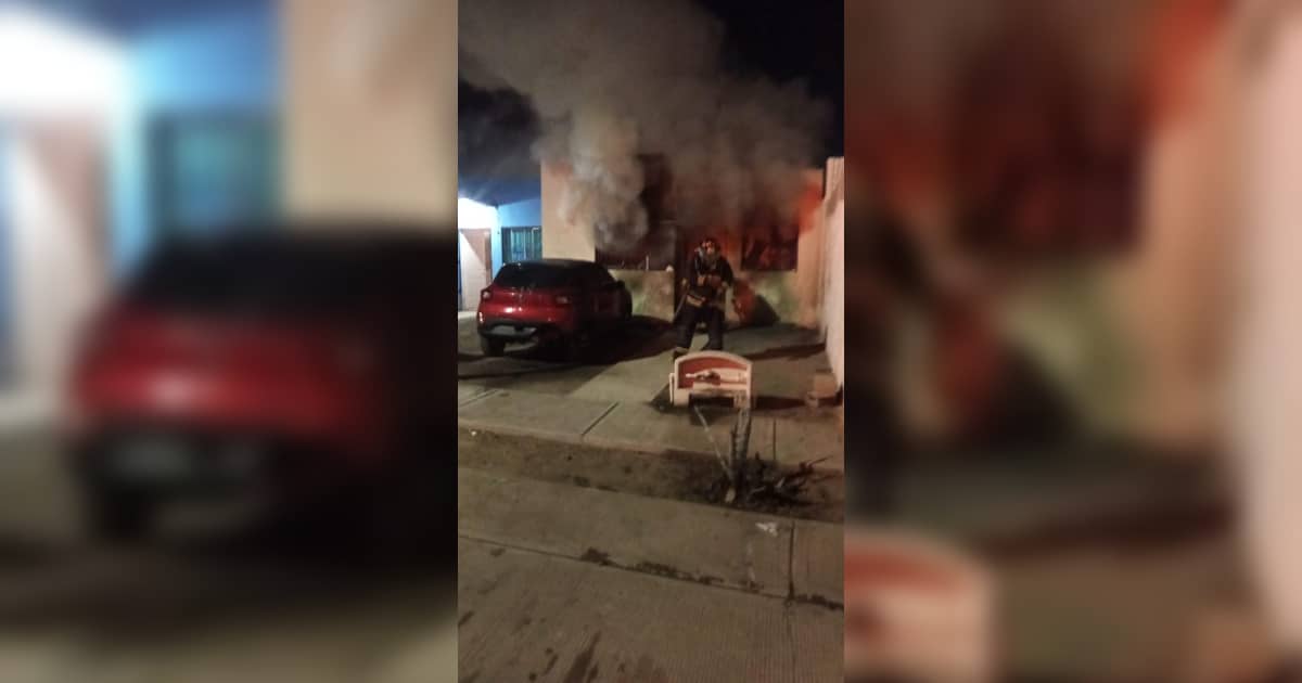 Bomberos actuando en el incendio de la vivienda que también fue baleada.