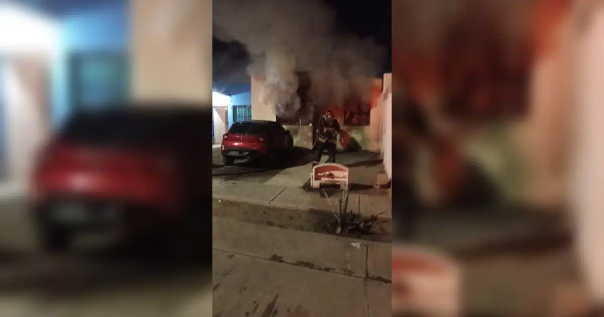 Bomberos actuando en el incendio de la vivienda que también fue baleada.