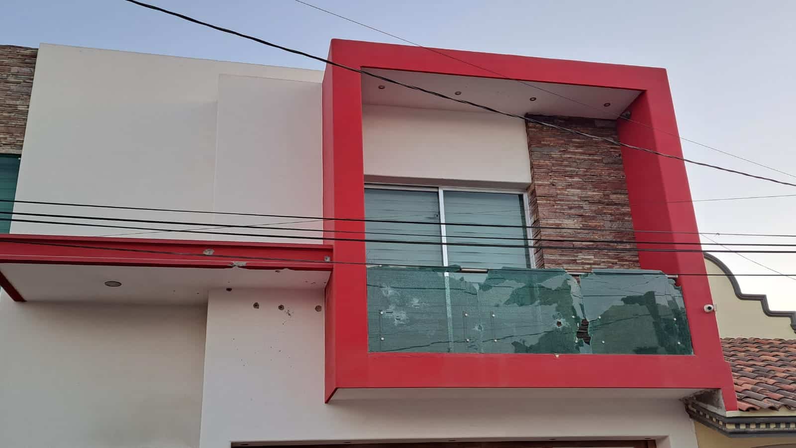 La fachada de una casa de dos pisos fue baleada por sujetos armados que llegaron en un vehículo al sur oriente de Culiacán