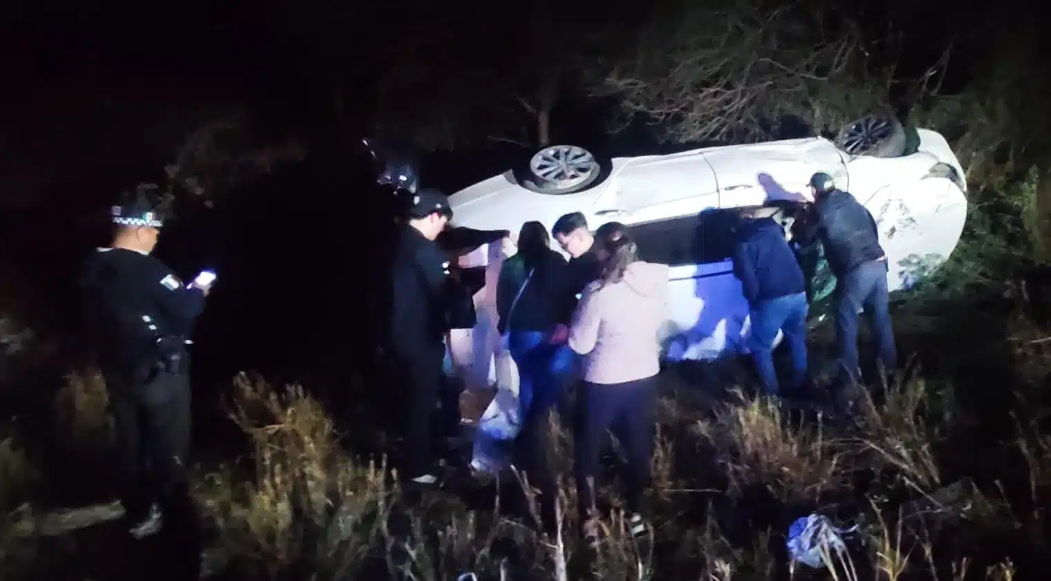 Cuerpos de emergencia atienden a las personas que viajaban en el vehículo accidentado en la carretera México 15