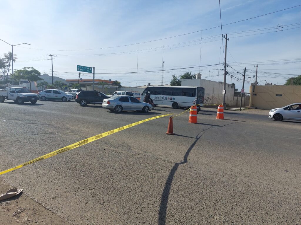 Fue un fuerte estruendo: tráiler se sale de carretera y termina volcado en la salida sur de Mazatlán