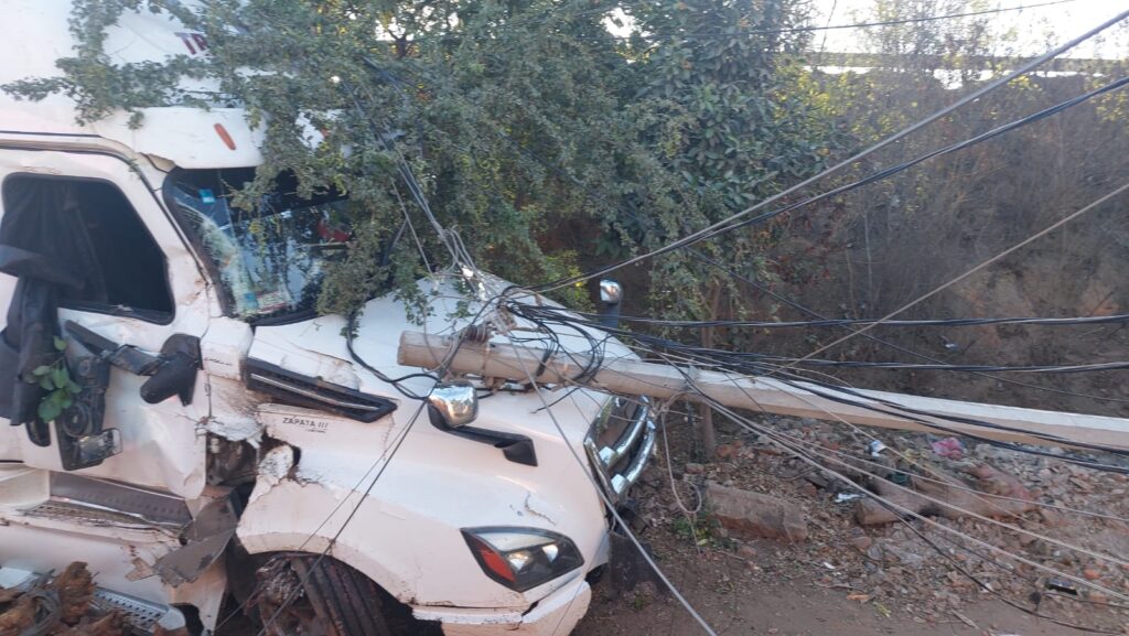 Fue un fuerte estruendo: tráiler se sale de carretera y termina volcado en la salida sur de Mazatlán