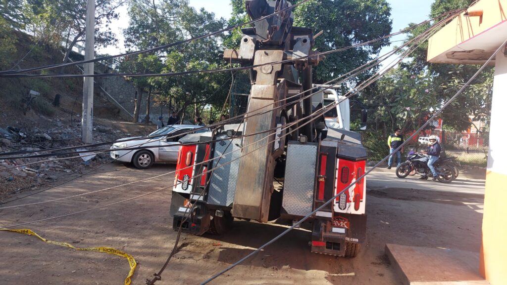 Fue un fuerte estruendo: tráiler se sale de carretera y termina volcado en la salida sur de Mazatlán