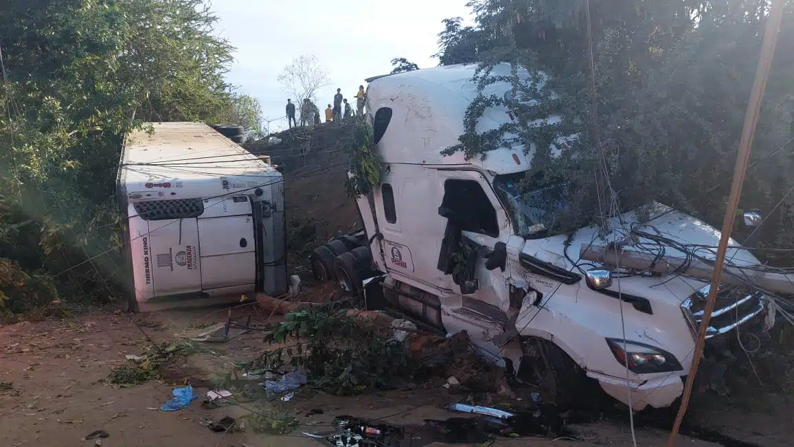 Fue un fuerte estruendo: tráiler se sale de carretera y termina volcado en la salida sur de Mazatlán