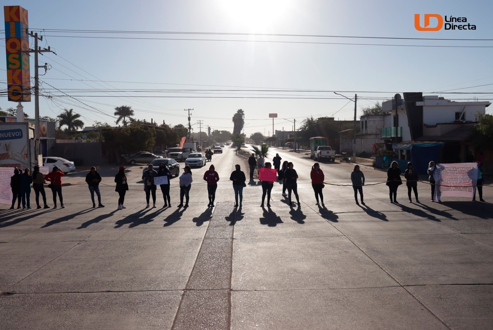 Vuelven a bloquear vialidades por falta de luz en escuela de Los Mochis