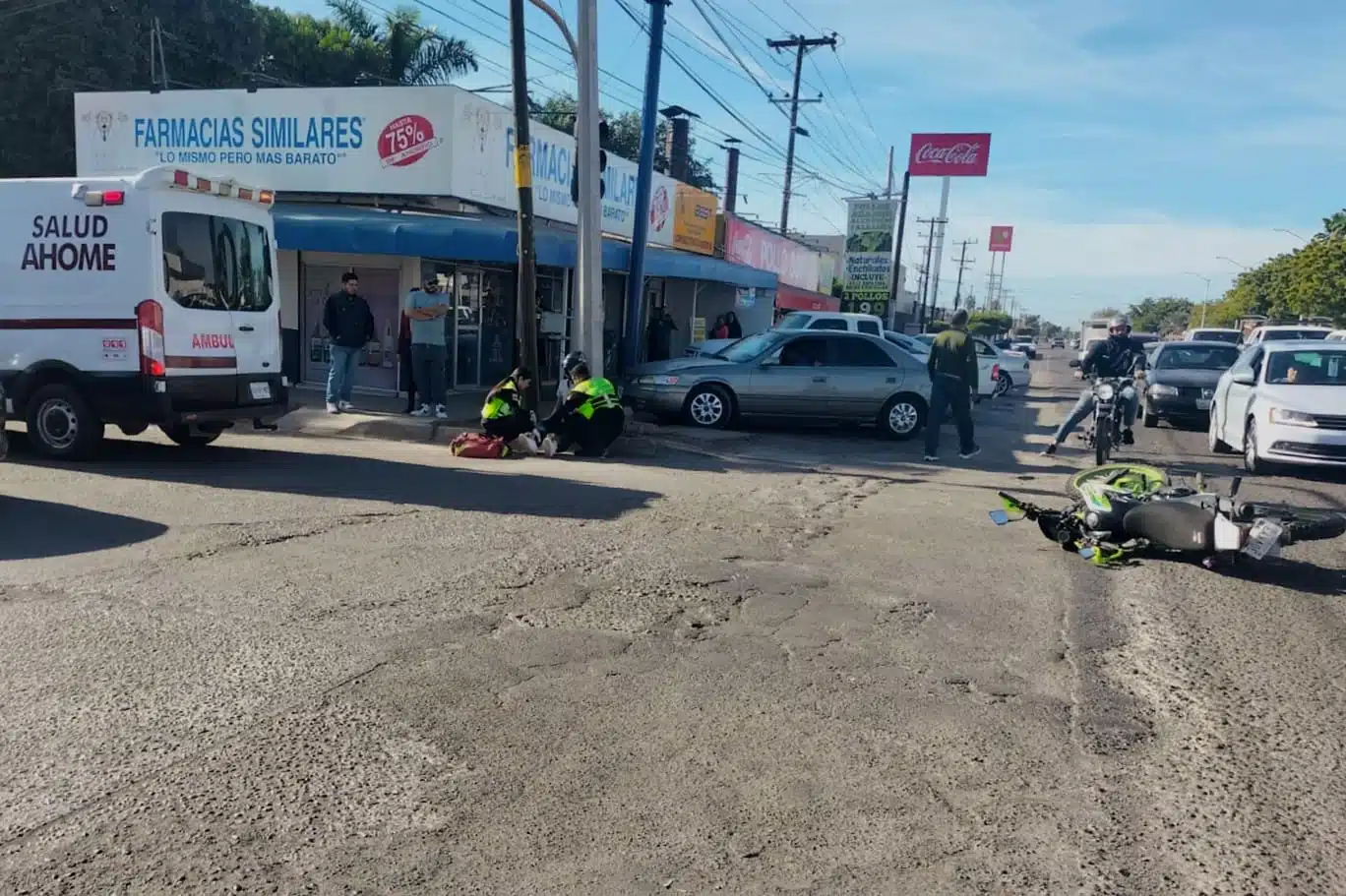 Conductor de automóvil choca a motociclista y se da a la fuga en la colonia Jaramillo, Los Mochis.