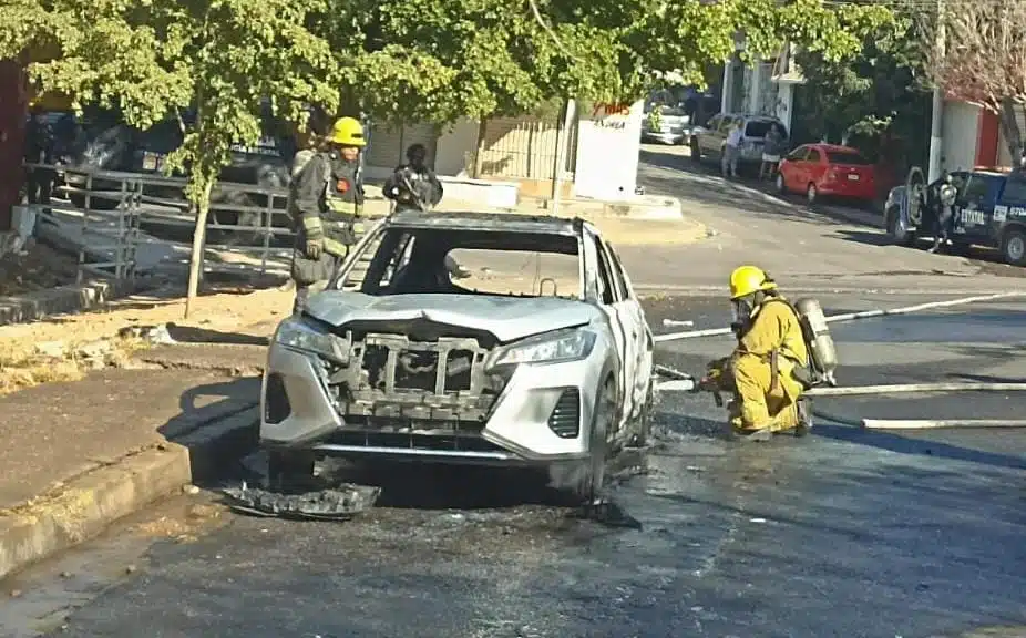 Delincuentes incendian camioneta junto a preparatoria en la colonia Antonio Rosales en Culiacán