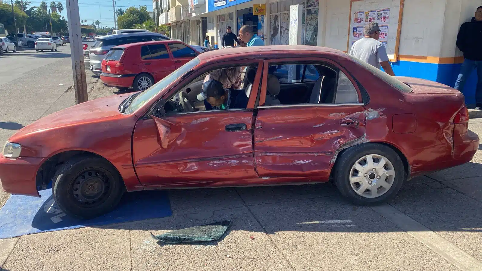 Auto rojo participó en accidente