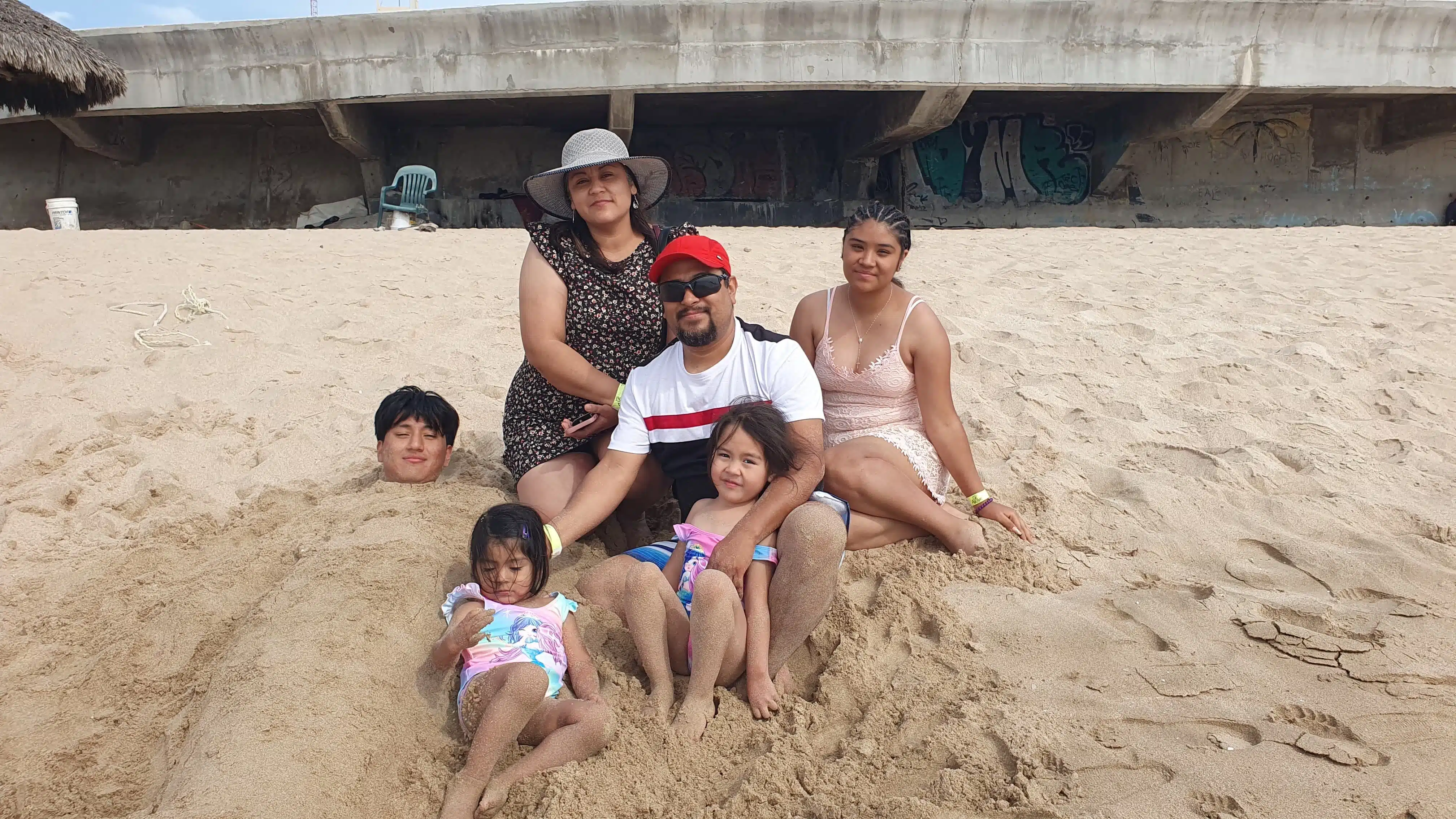 Provenientes de diversos estados del país, turistas llegaron a pasar un rato agradable, gozar del clima y paisajes de sol y arena que la perla del pacifico ofrece.