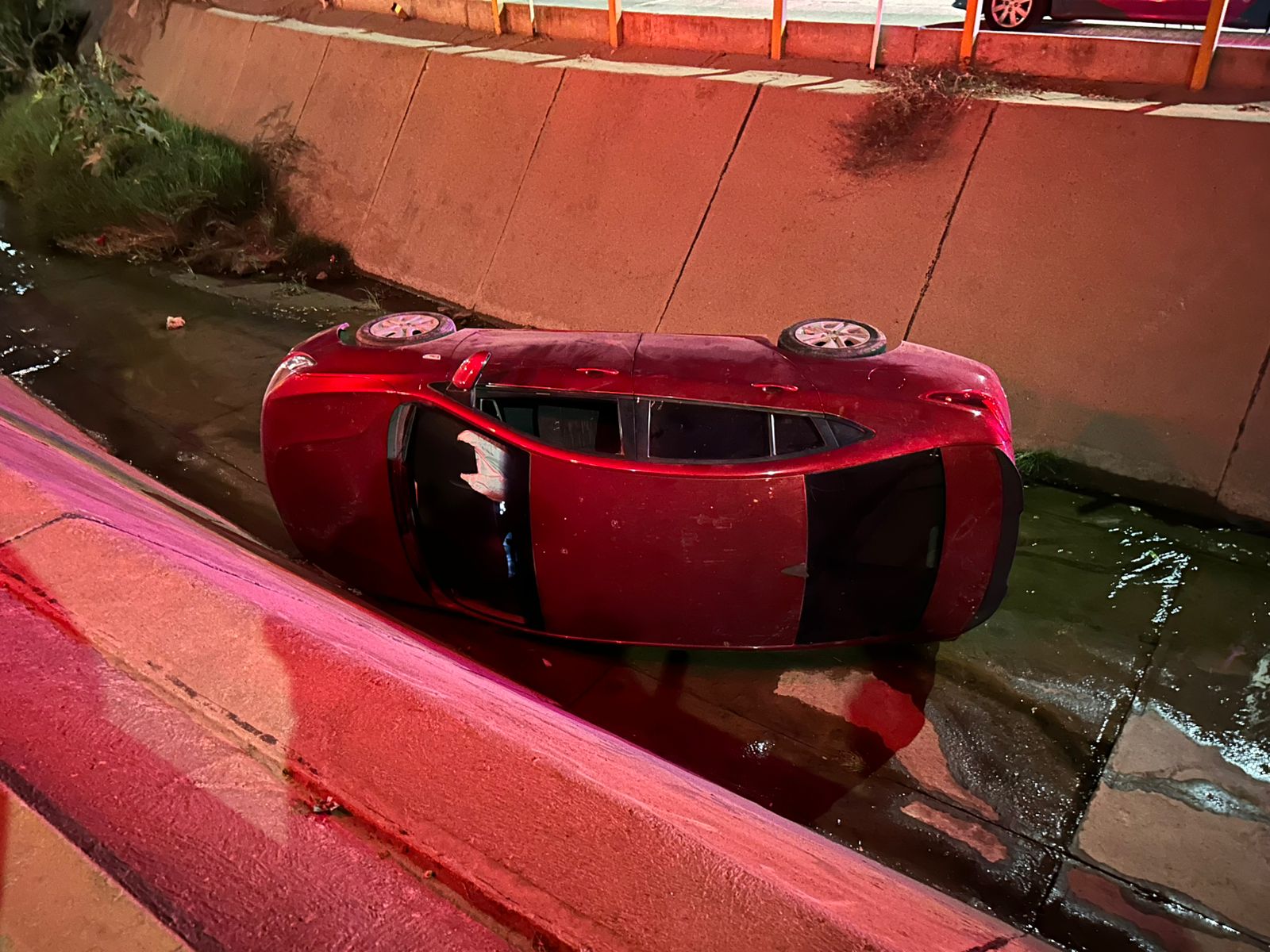 Al llegar las autoridades y los rescatistas de Bomberos Veteranos Mazatlán, se percataron que el conductor dejó la unidad accidentada abandonada.