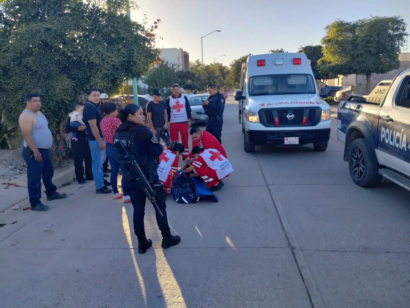 Joven resulta lesionado en accidente de motocicleta en el fraccionamiento Santa María, Guasave