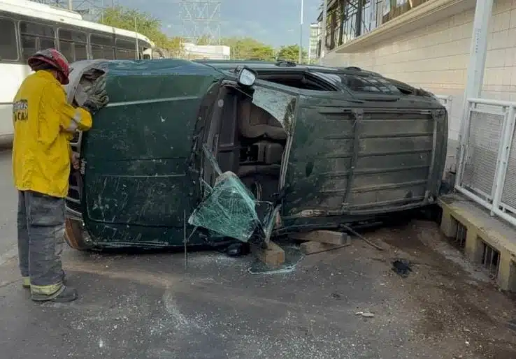 Accidente termina en volcadura en Culiacán