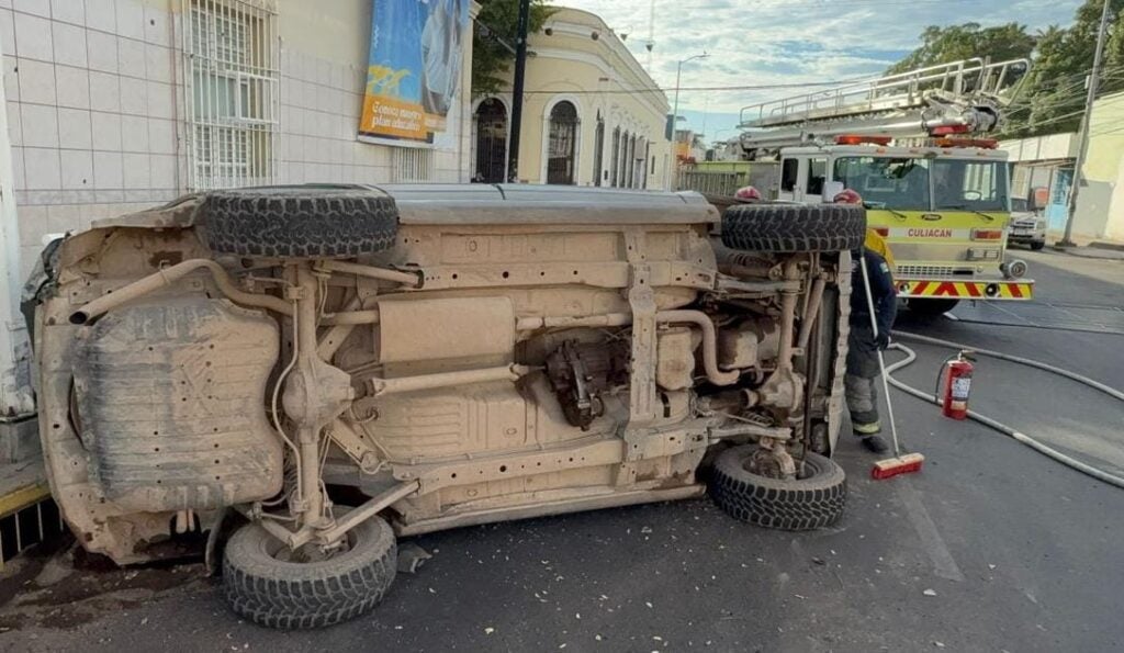 Accidente termina en volcadura en Culiacán