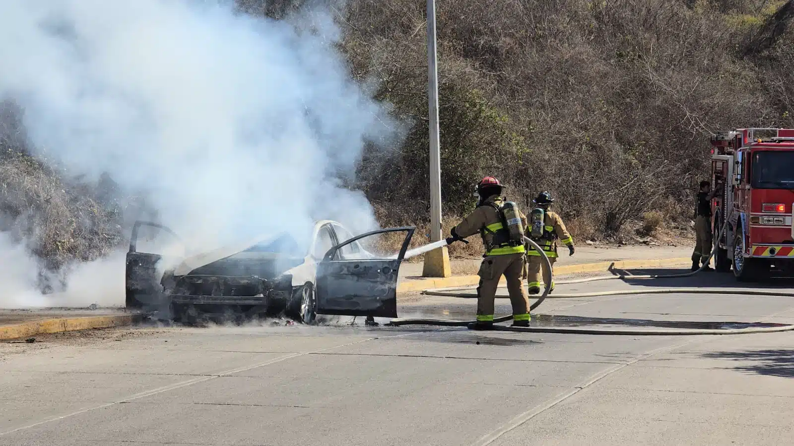 Elementos de Bomberos Mazatlán acudieron a extinguir las llamas de dos unidades, uno cerca de la entrada al basurón y el segundo hecho atrás del estadio El Encanto.