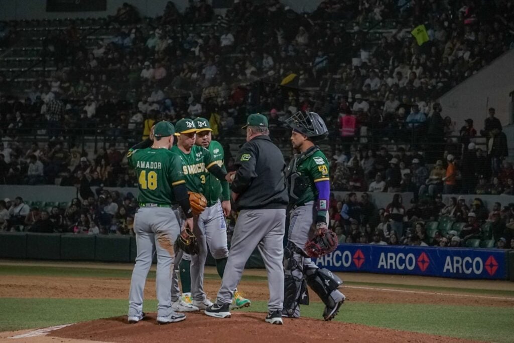 Félix Fermín junto a besibolistas