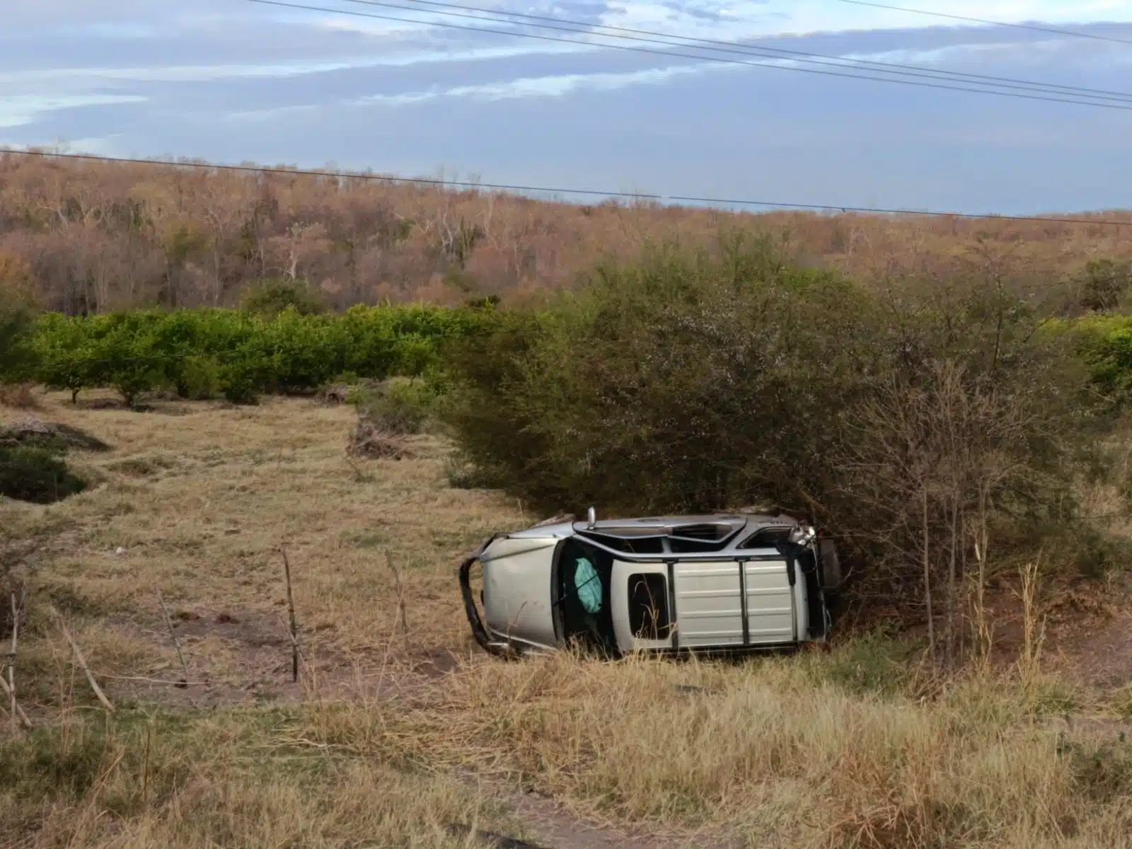 Camioneta volcada en Guamúchil