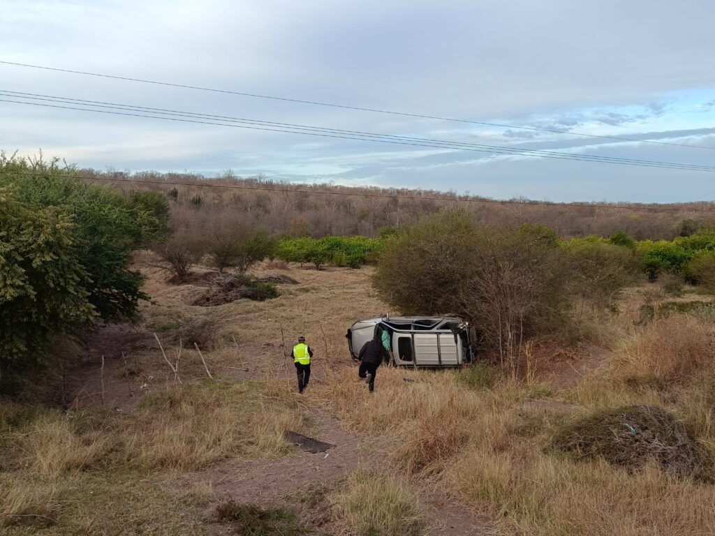 Camioneta volcada en Guamúchil