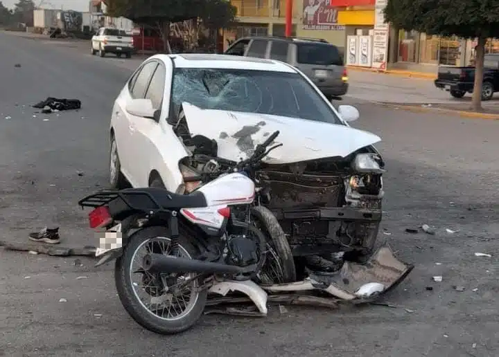 motocicleta destrozada tras carambola en Guasave