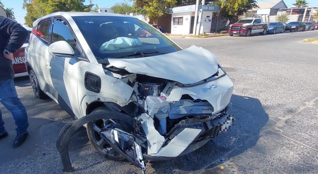 Auto tras accidente múltiple en Los Mochis