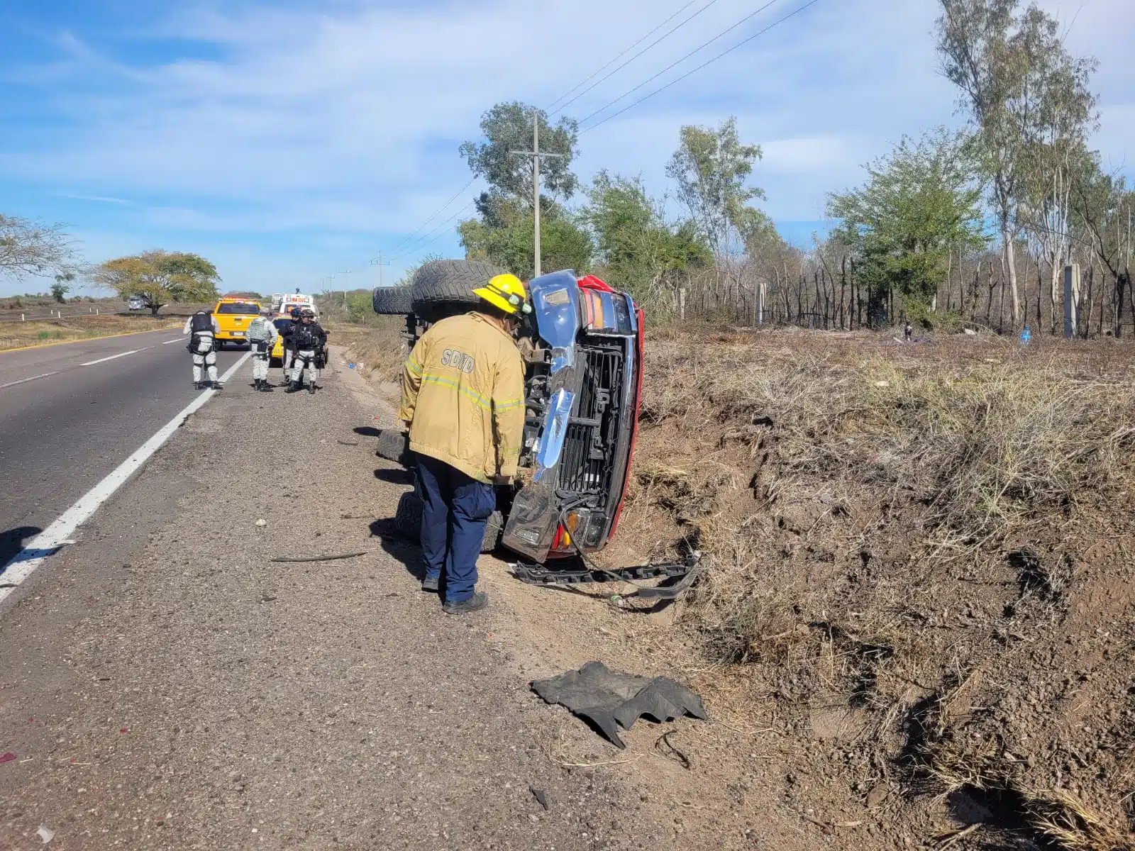 Camioneta volcada por la Mazatlán-Culiacán