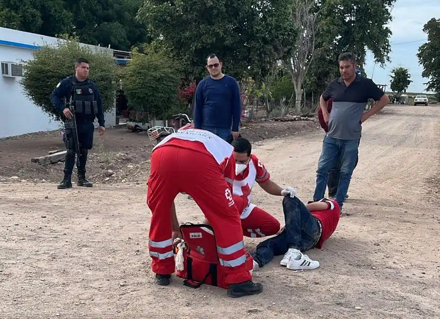 Paramédicos de la Cruz Roja brindan primeros auxilios al hombre lesionado tras el percance