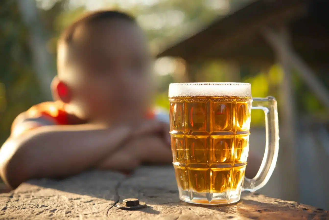 Niño con taza de alcohol