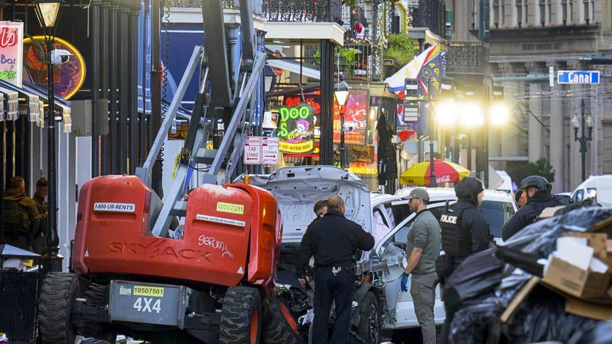 Agentes de policía y bomberos en el lugar del atropello, en Nueva Orleans