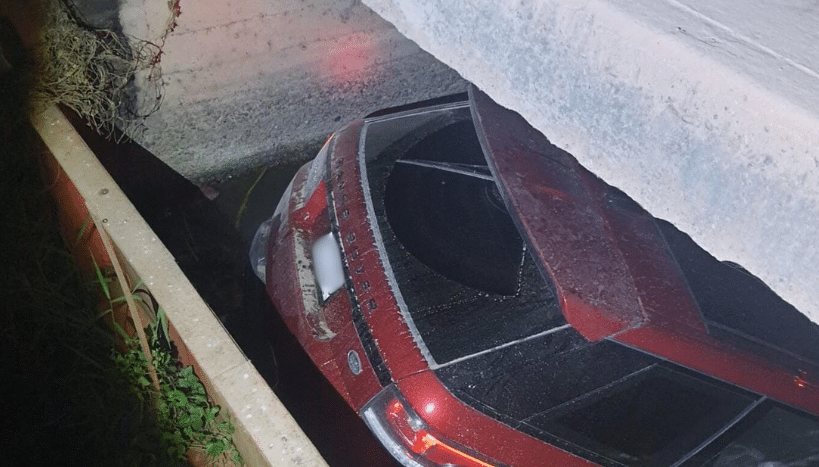 Una camioneta cae al canal Alto cerca de la colonia La Florida, Guasave
