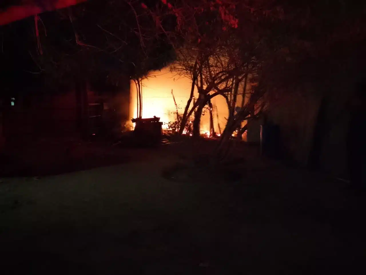 Voraz incendio consume y reduce a cenizas hogar de material rústico en el Ejido Flor Azul, Ahome