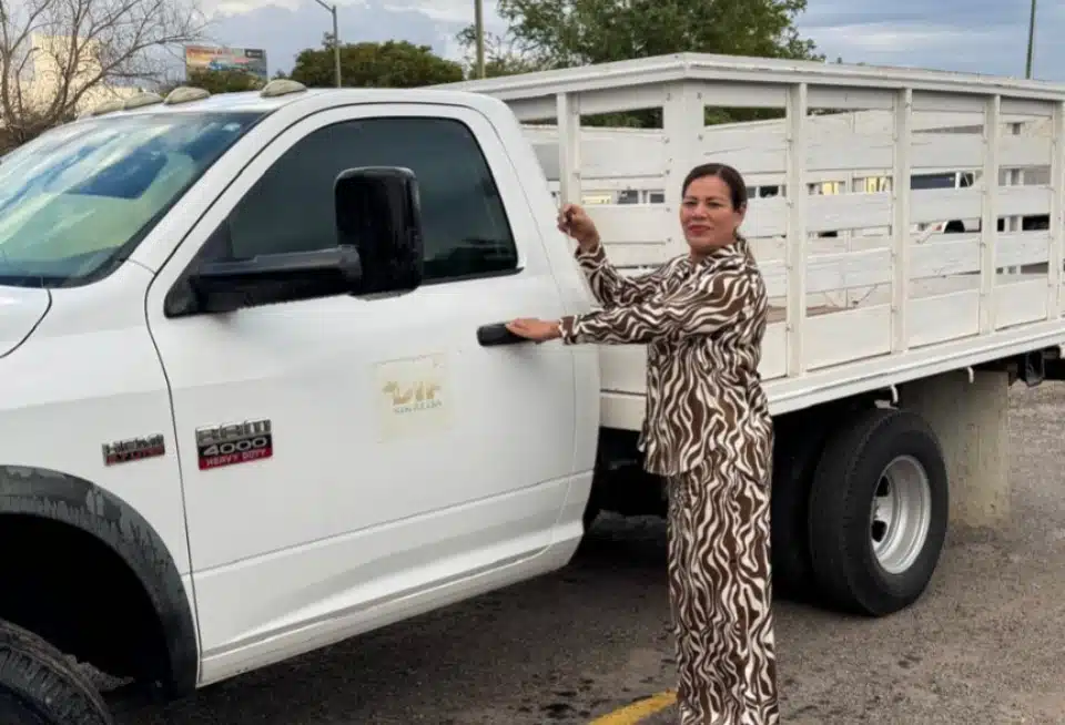 DIF Juan José Ríos recibe su primera camioneta